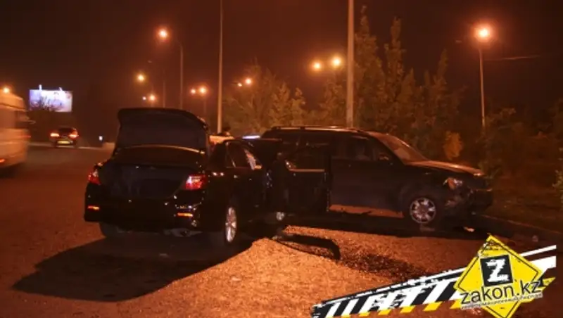 В Алматы водитель Toyota вслед за грузовиком выехал на "встречку" и попал в ДТП