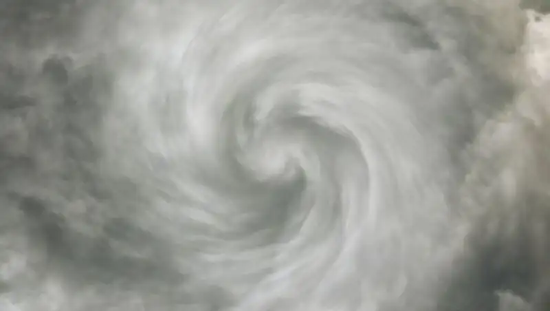 В американском городе Оклахома-Сити из-за торнадо эвакуированы люди из аэропорта