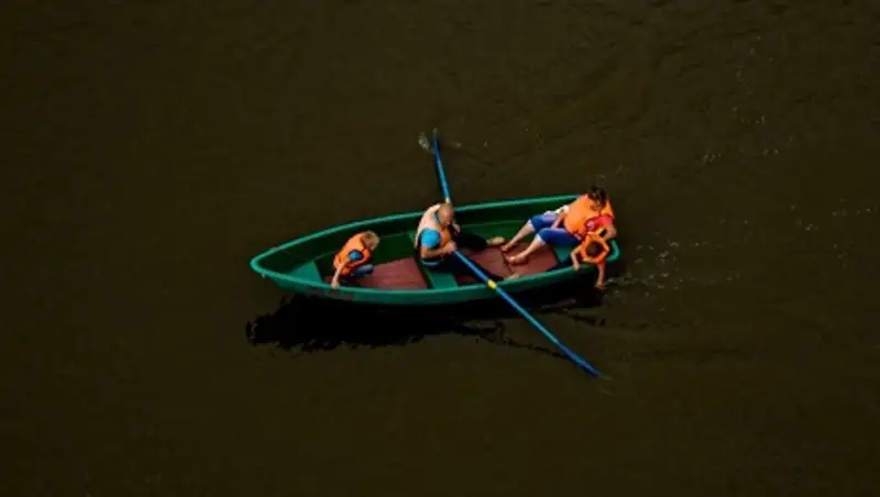Лодка с туристами перевернулась на озере в Павлодарской области 