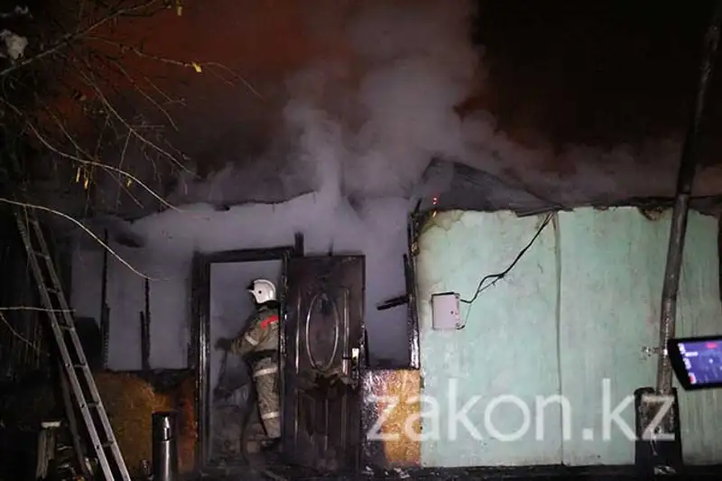 В Алматы в частном доме произошел пожар из-за взрыва отопительного оборудования (фото) В Алматы в частном доме произошел пожар из-за взрыва отопительного оборудования (фото), фото - Новости Zakon.kz от 25.11.2013 17:53