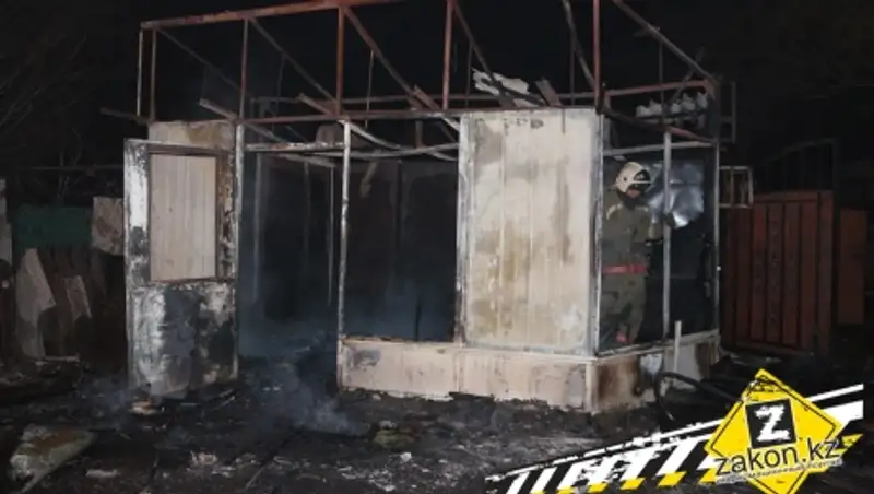 Заброшенный ларек сгорел в Алматы