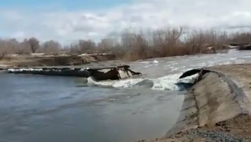 В Западном Казахстане прорвало дамбу