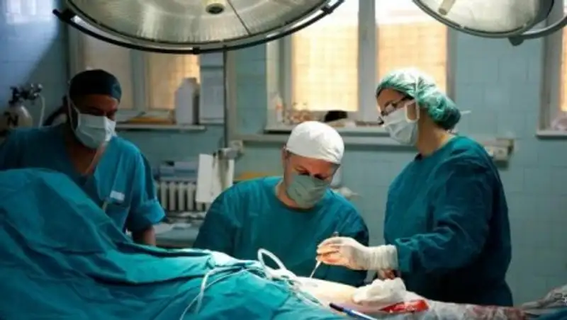 Индийские врачи достали из желудка девушки комок волос весом в два килограмма