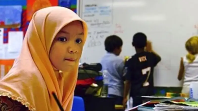 В Атырау 39 учениц в хиджабах не пускают в школу