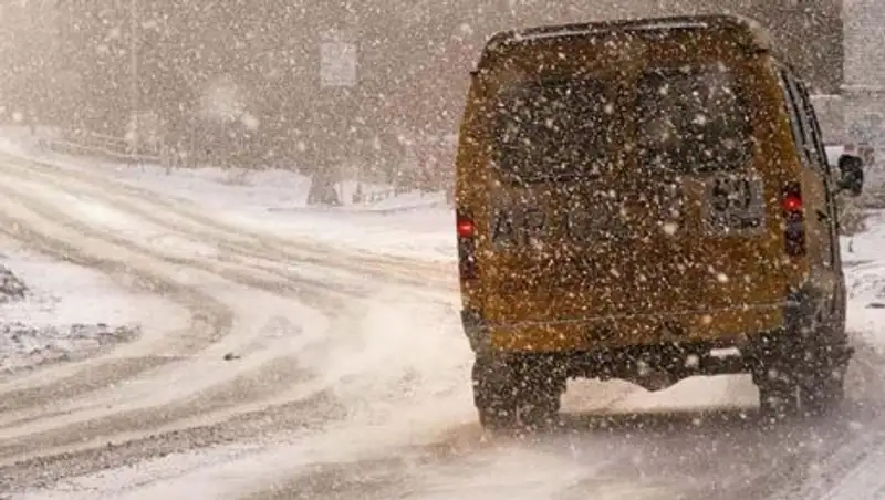 В Каскелене маршрутка сбила девушку на тротуаре