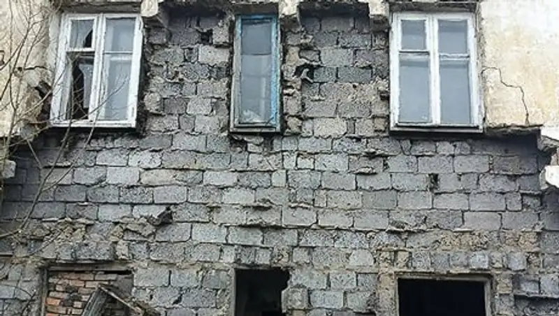 Жильцам дома с рухнувшей стеной дали арендное жилье в Петропавловске