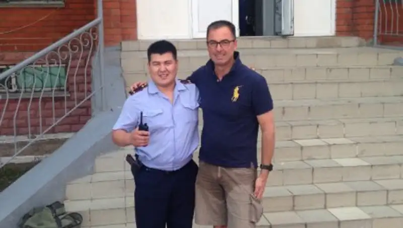 В Астане спрыгнувшего с моста парня спасли полицейский и гражданин Франции