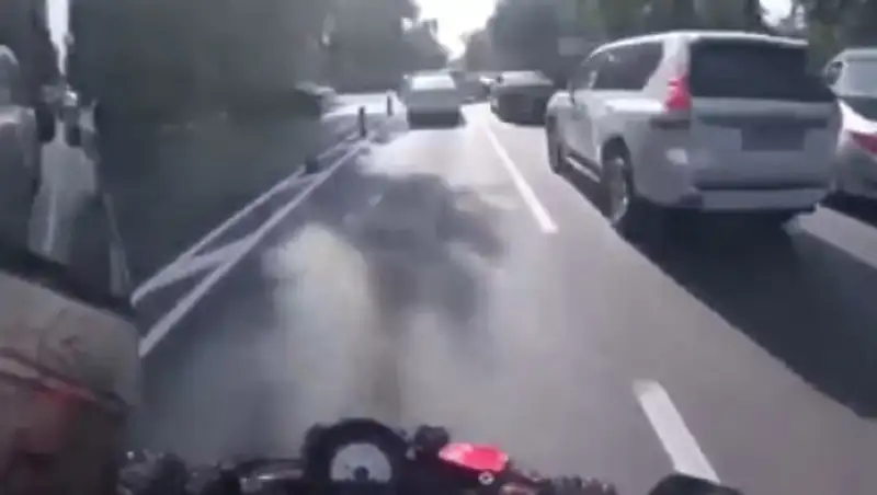 Поведение лихача на дороге в Алматы возмутило пользователей сети