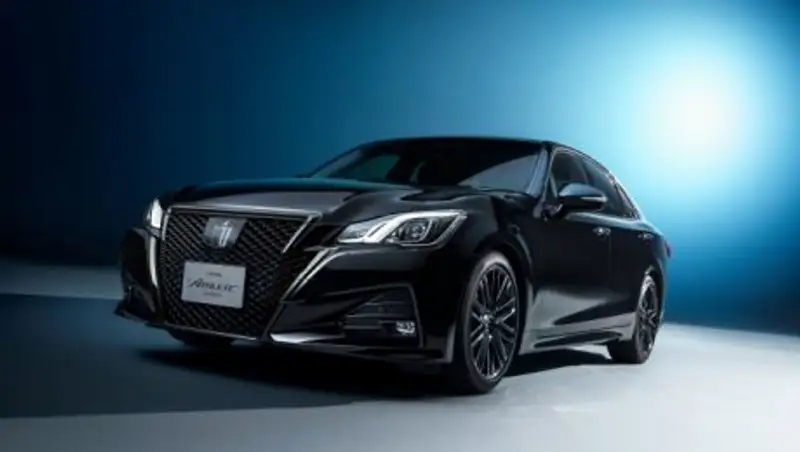 Седан Toyota Crown получил новую стильную версию