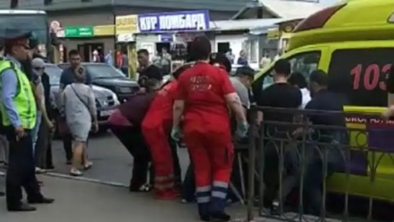 Кровавая драка в ТЦ Астаны: одного человека увезли на скорой