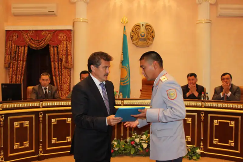 Аким области наградил костанайских полицейских (фото), фото - Новости Zakon.kz от 06.08.2012 19:18