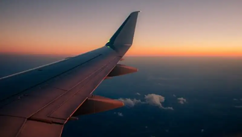 Молния ударила в самолет, летевший из Стамбула в Тбилиси