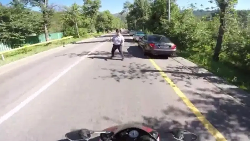 В Алматы полицейский поймал байкера голыми руками