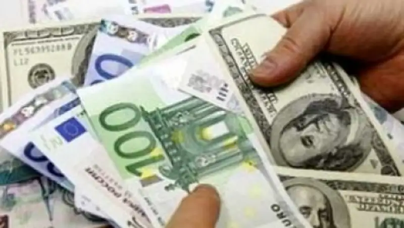 Курс доллара к рублю опустился ниже психологически важной отметки