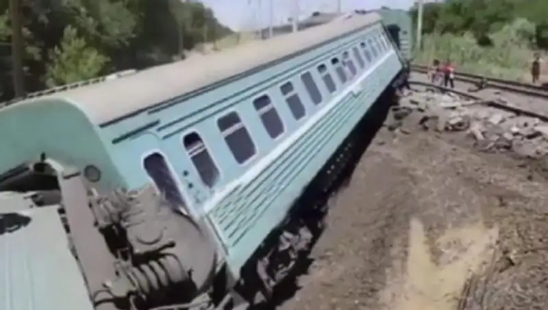 Сотрудников ЖД в Жамбылской области признали виновными в крушении поезда