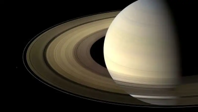 "Кассини" зафиксировал таинственный объект в кольцах Сатурна