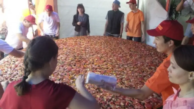 В Талдыкоргане в День защиты детей испекли пиццу диаметром три метра