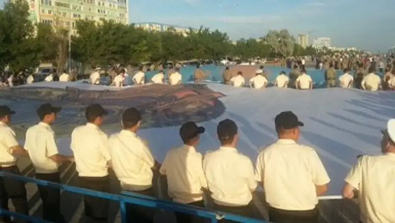 В Актау два полотна с изображением флага и герба РК пронесут порядка 120 военных 