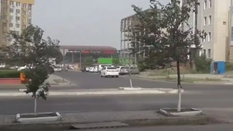 В Атырау ветер сносит людей с ног