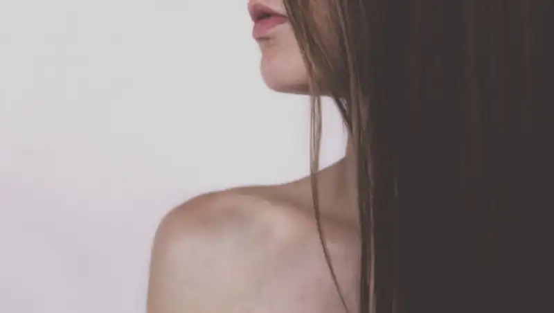 "Гладкие" прически на время коронавируса посоветовал врач