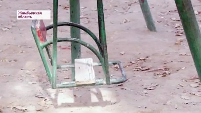 Жители Тараза жалуются на качество новых детских площадок