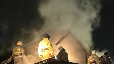 дым, спасатели, дом, фото - Новости Zakon.kz от 25.12.2022 09:17