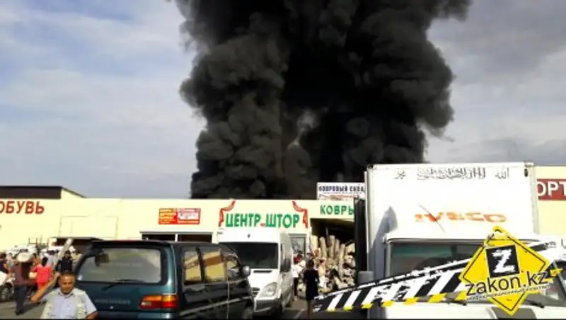 На "барахолке" в Алматы произошел пожар