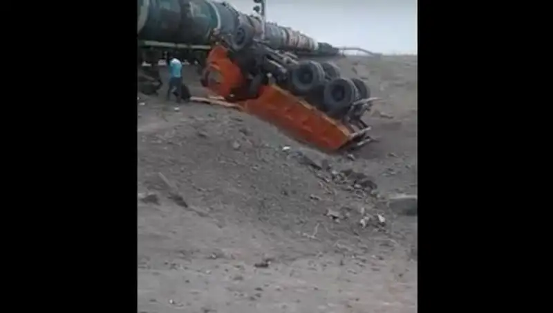 В Атырауской области поезд столкнулся с «Камазом»