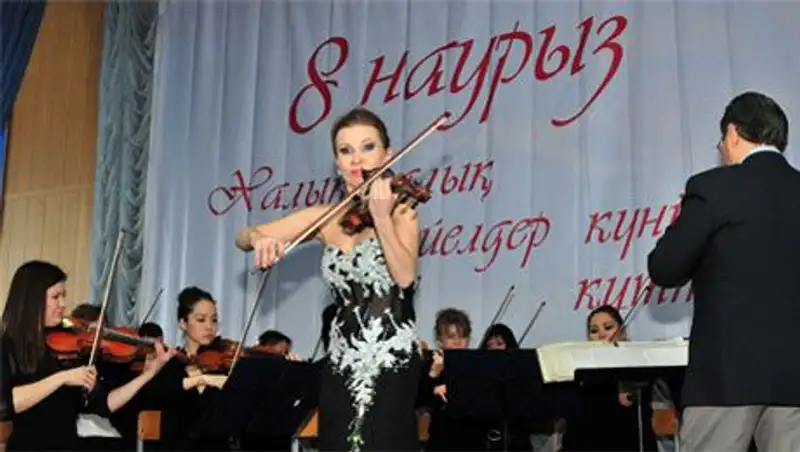 В Алматы музыканты исполнили для десантниц великолепные произведения