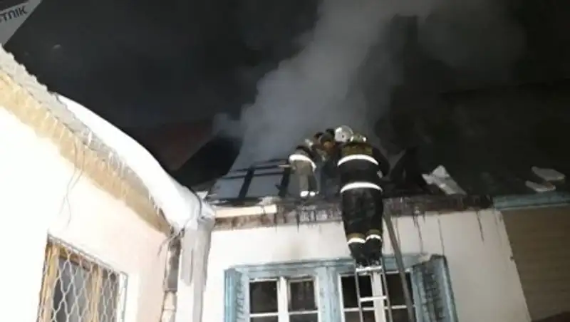 Частный жилой дом загорелся в Алматы