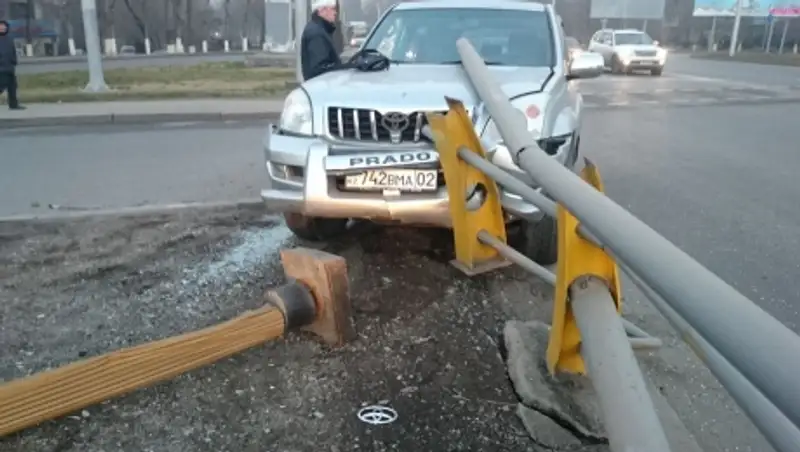 В Алматы произошло столкновение внедорожника с автобусом