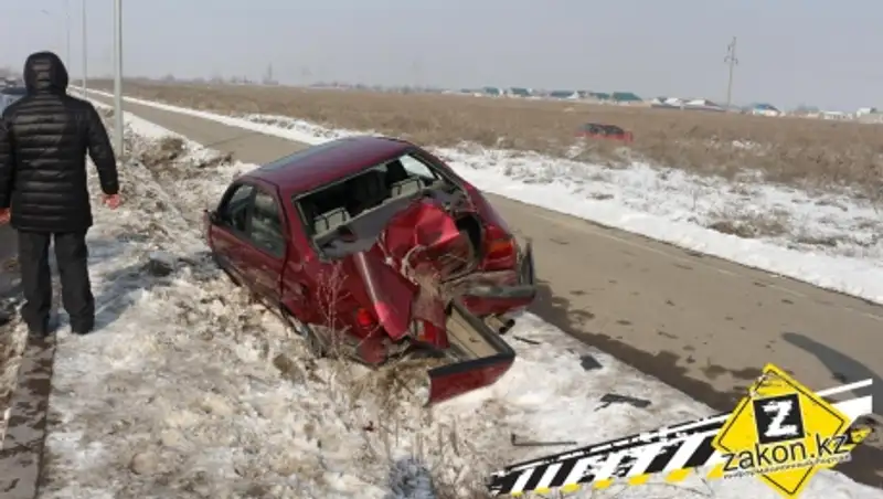 Еще один автомобиль снес фонарный столб в Алматы