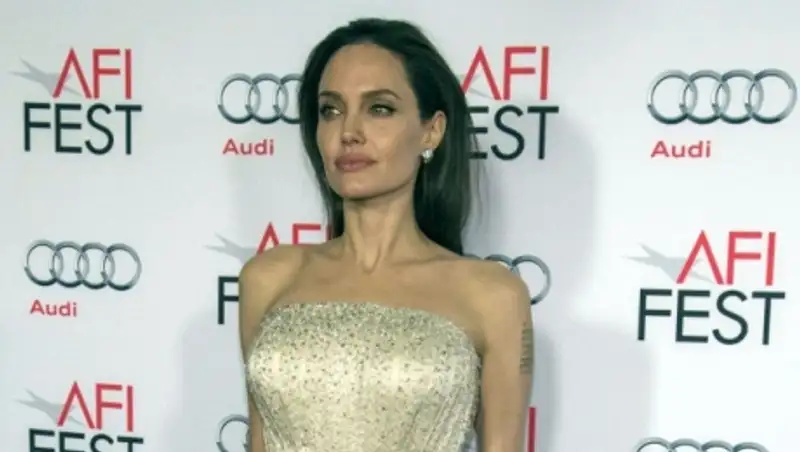Сильно похудевшая Анджелина Джоли испугала поклонников