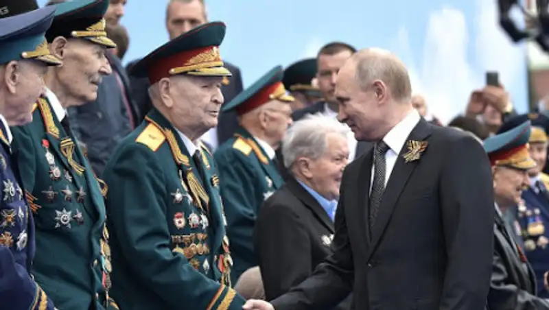 Путин перенес парад Победы