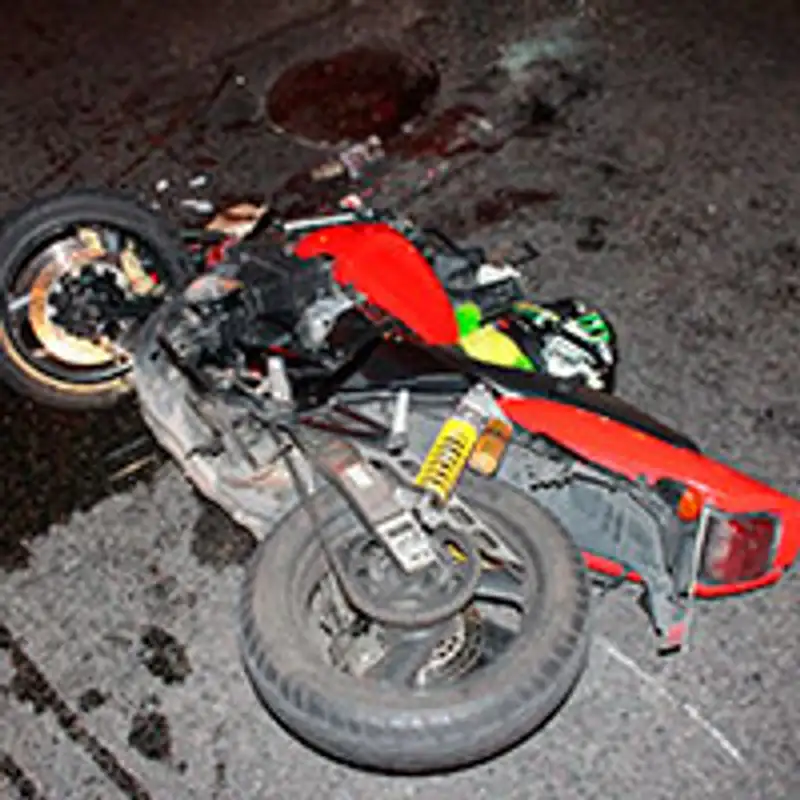 Мотоциклист в тяжелом состоянии попал в больницу после ДТП в Алматы (фото), фото - Новости Zakon.kz от 25.07.2013 15:53