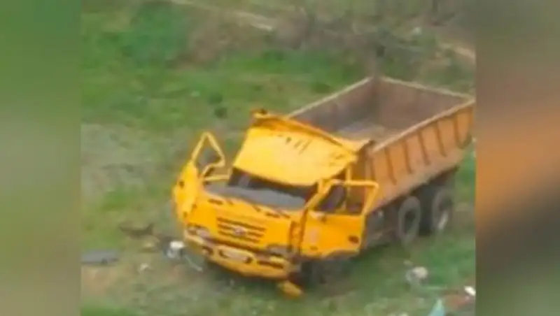 В Астане водитель выжил после падения грузовика с моста