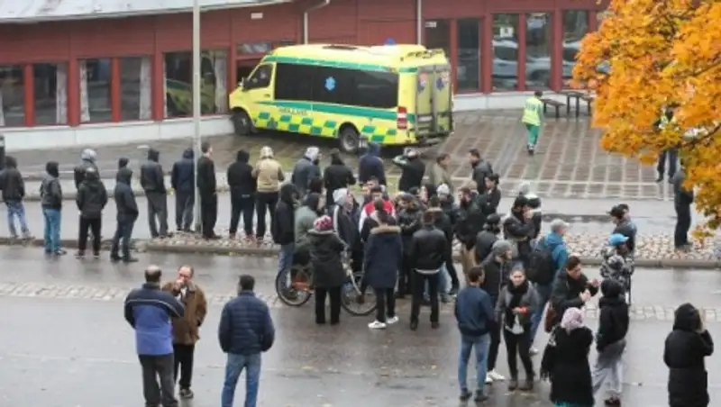 Ворвавшийся с мечом в шведскую школу мужчина скончался в больнице 