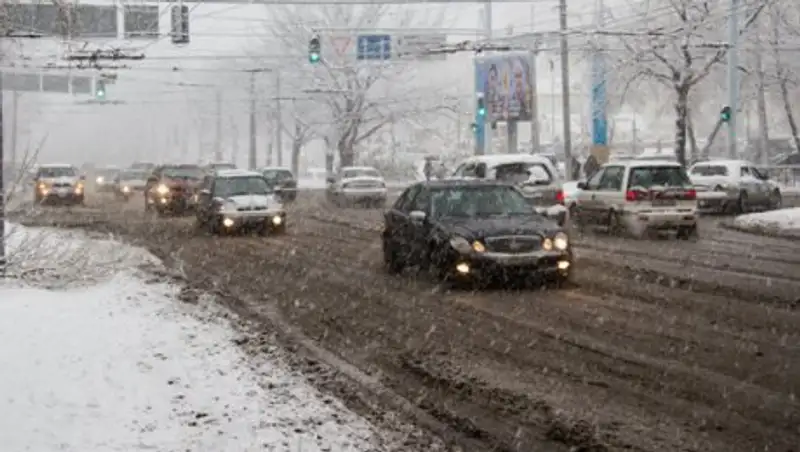 На дорогах Алматы образовалась снежная «каша»