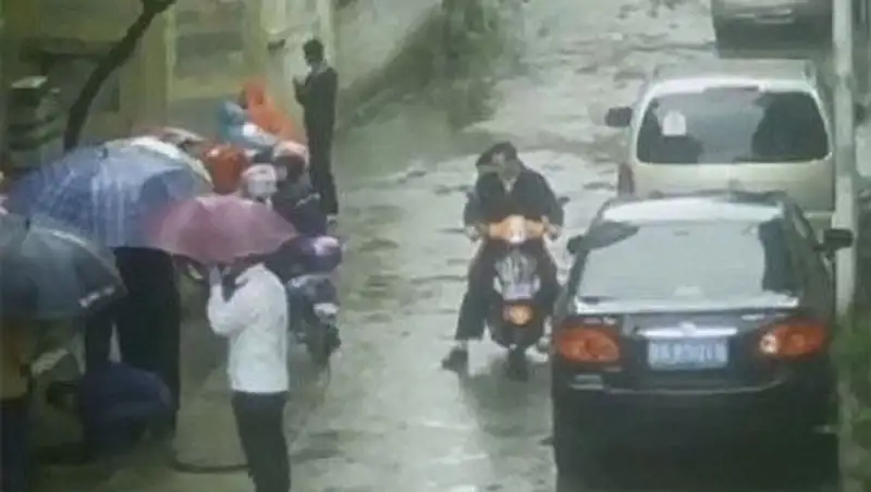 Китаянка 60 часов просидела в канализации, куда ее сбросил бойфренд