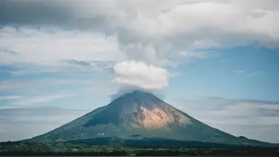 Вулкан Эбеко на Курильских островах выбросил пепел на высоту 2 километра