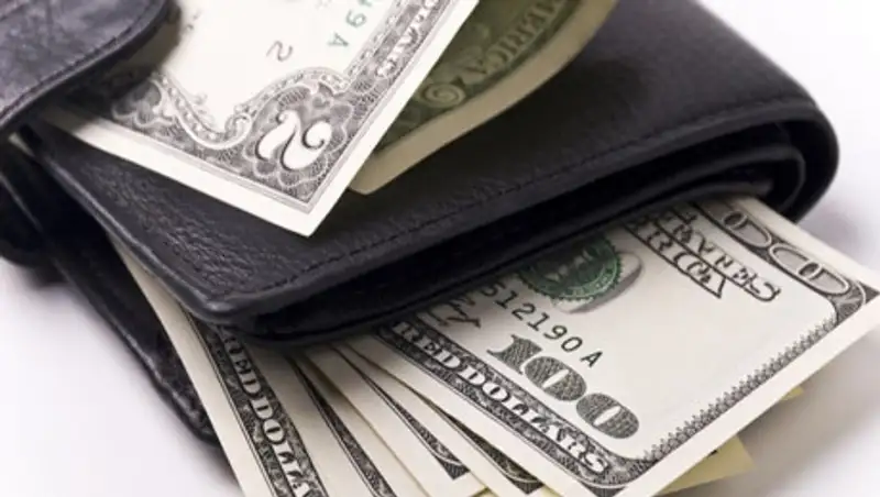 Полицейские Атырау вернули приезжему забытую в такси крупную сумму денег