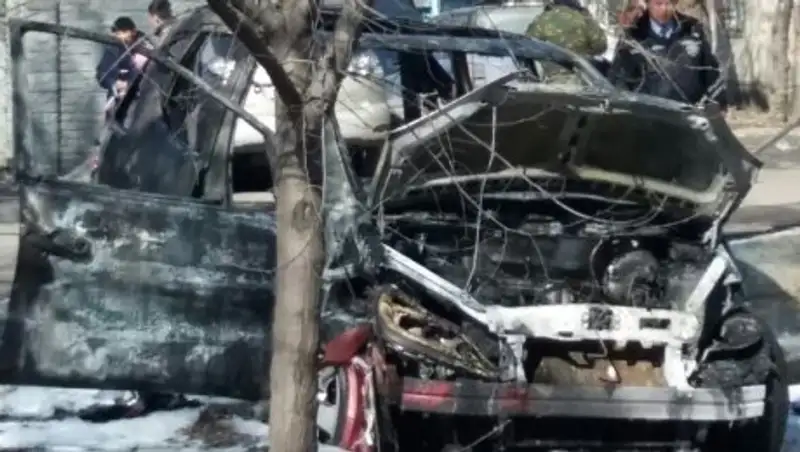 В Алматы сгорел Mercedes