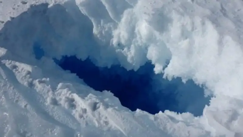 Машина застряла в ледовой трещине на Бухтарминском водохранилище