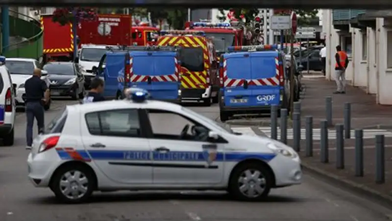 Во Франции поместили под стражу двух человек после нападения на церковь