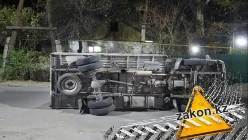 Внедорожник протаранил и опрокинул грузовичок под Алматы