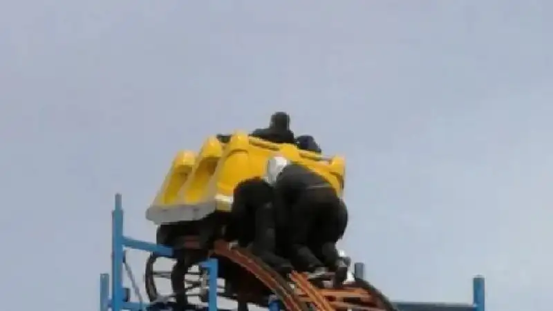 Вагонетка с пассажирами застряла на американских горках в центральном парке Караганды