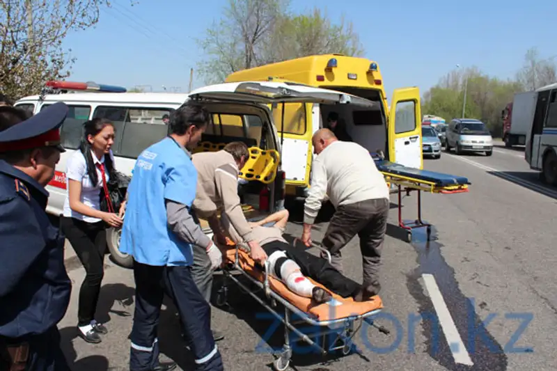 Сегодня в Алматы на Илийском шоссе две машины столкнулись «лоб в лоб» (фото) Сегодня в Алматы на Илийском шоссе две машины столкнулись «лоб в лоб» (фото), фото - Новости Zakon.kz от 11.04.2013 20:09