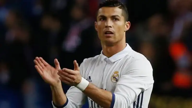 Мальчик выбежал на поле во время матча и обнял Роналду