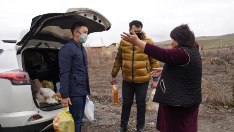 Как волонтеры помогают во время карантина в Алматы
