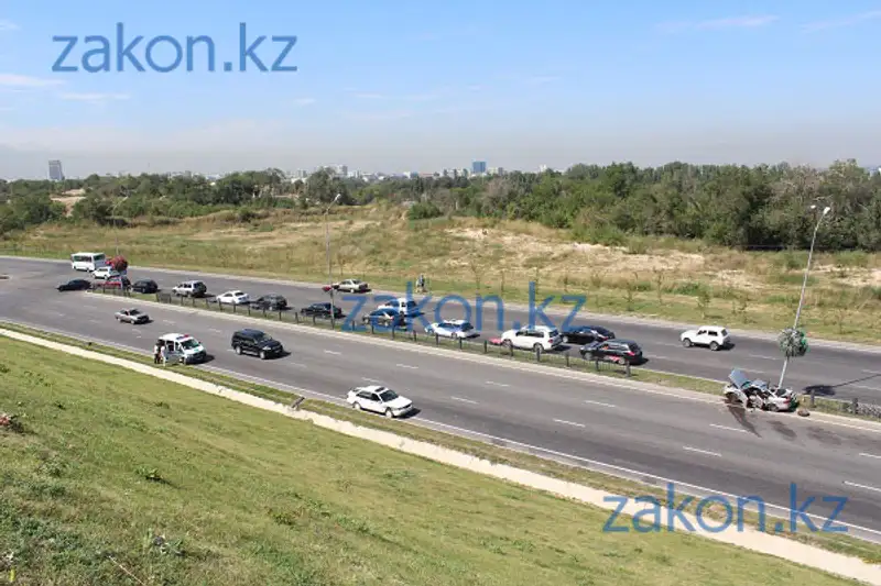 Крупное ДТП произошло сегодня утром в Алматы на Восточной объездной (фото) Крупное ДТП произошло сегодня утром в Алматы на Восточной объездной (фото), фото - Новости Zakon.kz от 22.08.2013 19:51